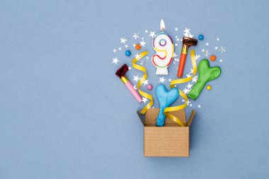9 numaralı kutlama mevcut arka plan. Hediye kutusu ile patlayan