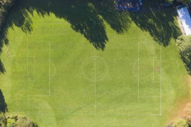 Halka açık bir parktaki futbol sahasının havadan görünümü