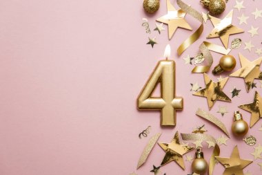 Yıldız ve ışıltılı arka plan üzerinde Sayı 4 altın kutlama mum