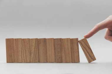 Erkek el duran ahşap bloklar üzerine düşen