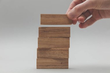 Erkek el istifleme ahşap bloklar. İş geliştirme ve büyüme