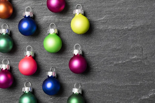 Bir kayrak arka plan üzerinde Festival Noel baubles — Stok fotoğraf