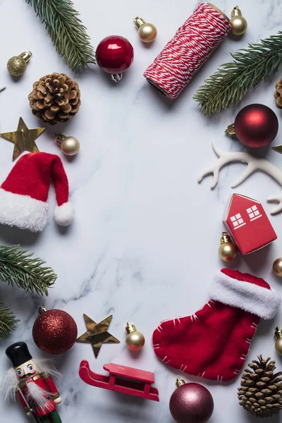 Kerst compostion, kerstballen, Santa hoed, Christmas Tree op een ma — Stockfoto