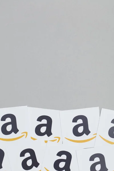 Логотип Amazon напечатан на бумаге. Amazon - крупнейший онлайн-ретейлер — стоковое фото