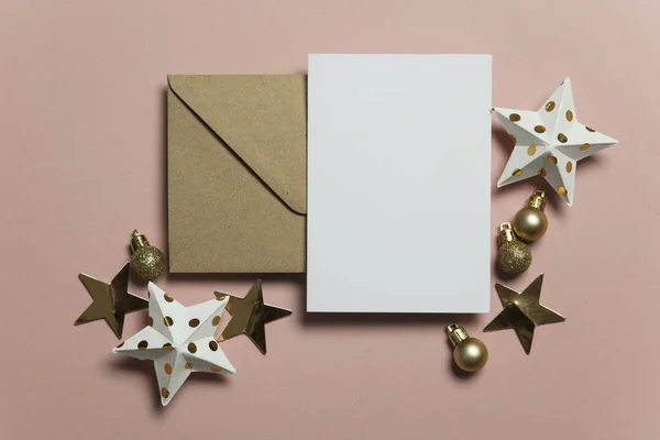 クリスマスカードテンプレートモックアップ。ピンに封筒が付いている空白のカード — ストック写真