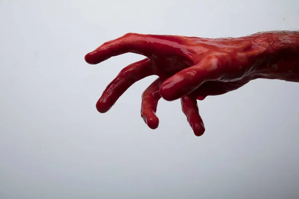 明るい背景に血まみれの手。ハロウィーンホラーコンセプト — ストック写真