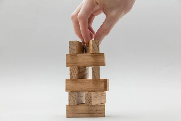 Mannelijke hand stapelen houten blokken. Business Development en growt — Stockfoto