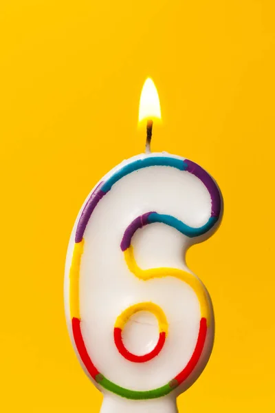 Nummer 6 Geburtstagskerze vor einem leuchtend gelben Bac — Stockfoto