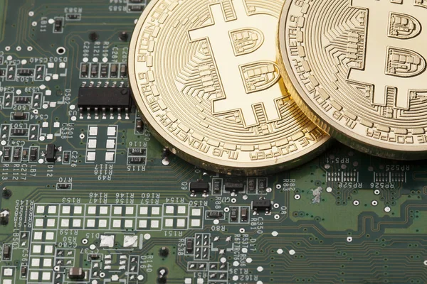 Bir devre kartı arka plan üzerinde altın Bitcoin sanal para birimi