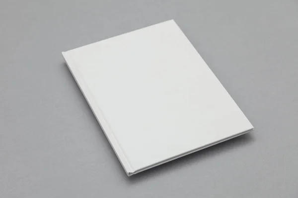 Hardback könyvborító mockup. Fehér könyv szürke háttérrel — Stock Fotó