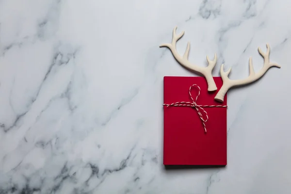 Composición de la tarjeta de Navidad con cuernos de reno —  Fotos de Stock