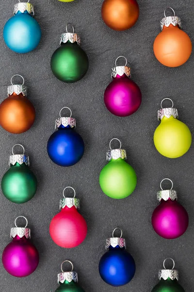 Feestelijke kerstballen op een leisteen achtergrond — Stockfoto