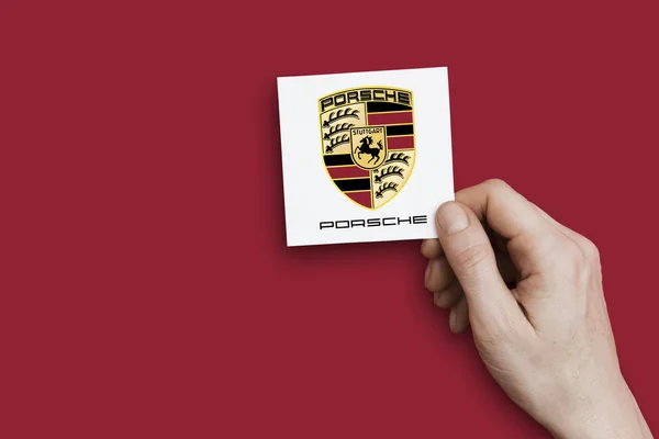 LONDRES, RU - 26 octobre 2018 : Main tenant un logo Porsche. Por ! — Photo
