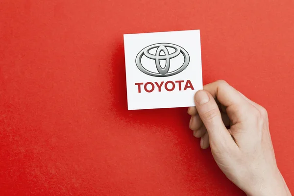 Londyn, Wielka Brytania-26 października 2018: ręka trzyma logo Toyoty. Toyo — Zdjęcie stockowe