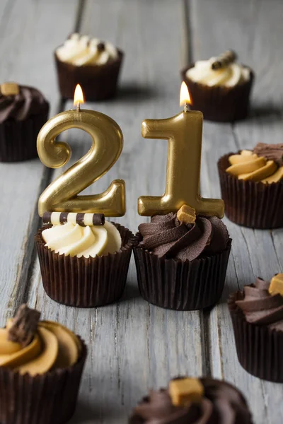 Nummer 21 Feier Geburtstag Cupcakes auf einem hölzernen Hintergrund — Stockfoto