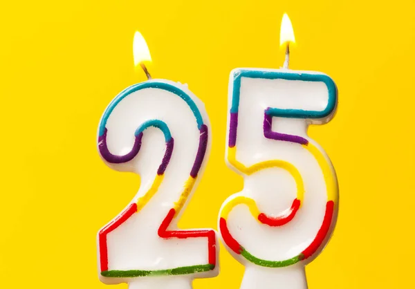 Sayı 25 parlak sarı ba karşı doğum günü kutlama mum — Stok fotoğraf