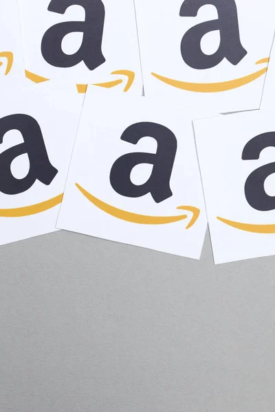 Amazon-logotypen tryckt på papper. Amazon är den största online-ret — Stockfoto