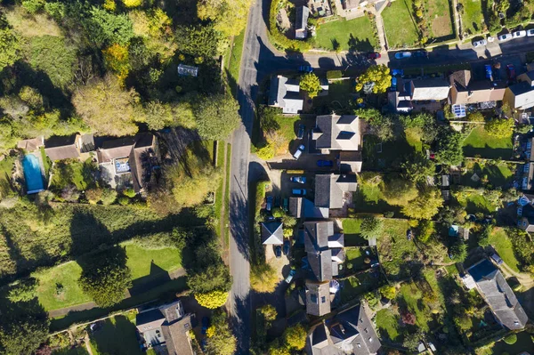 Vista aérea de casas em um cenário de aldeia rural na Inglaterra — Fotografia de Stock