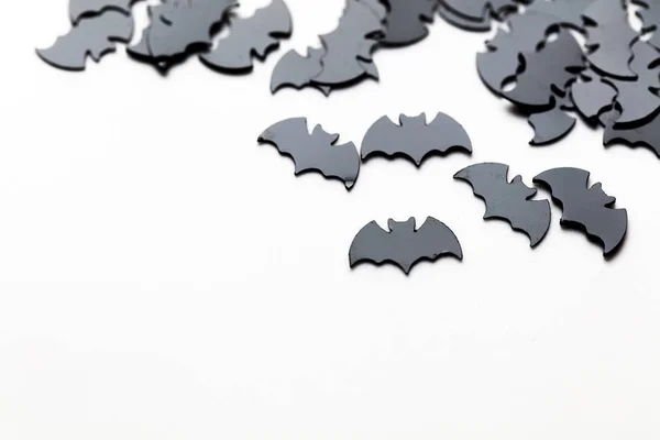 Zwarte vleermuis vormen op een witte achtergrond. Halloween achtergrond — Stockfoto