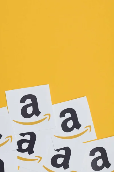 Amazon-Logo auf Papier gedruckt. Amazon ist der größte Online-Händler — Stockfoto