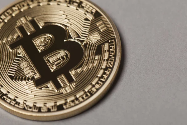 Bitcoin dourado moeda virtual — Fotografia de Stock