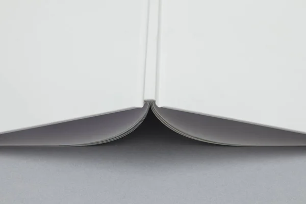 Una maqueta de libro duro. Libro blanco sobre fondo gris — Foto de Stock