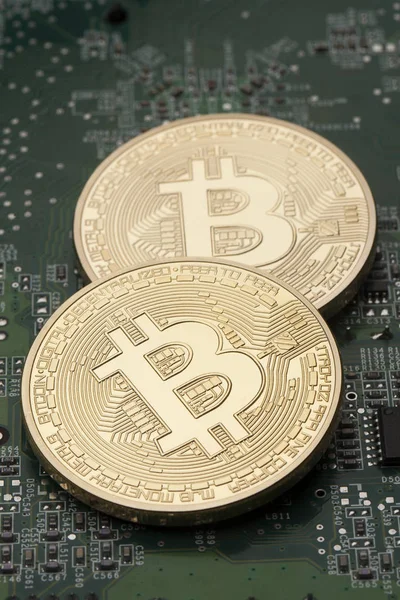 Bitcoin dourado moeda virtual em um fundo de placa de circuito — Fotografia de Stock
