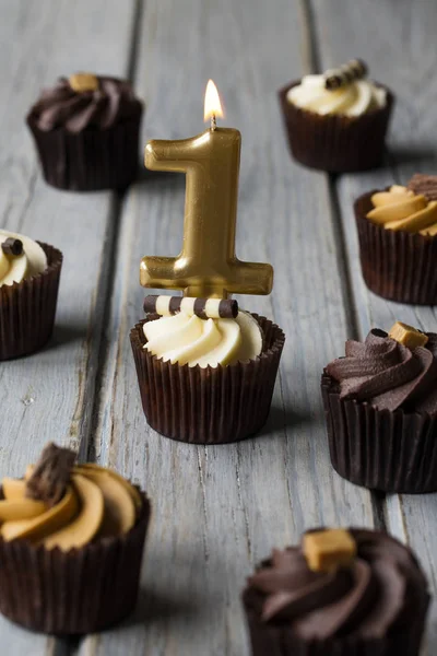 Nummer 1 Feier Geburtstag Cupcakes auf einem hölzernen Hintergrund — Stockfoto