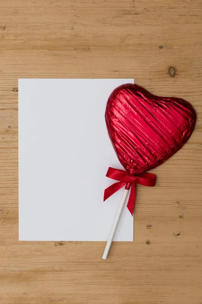 Цукерки у формі серця подарунок на день Святого Валентина з чистим білим — стокове фото