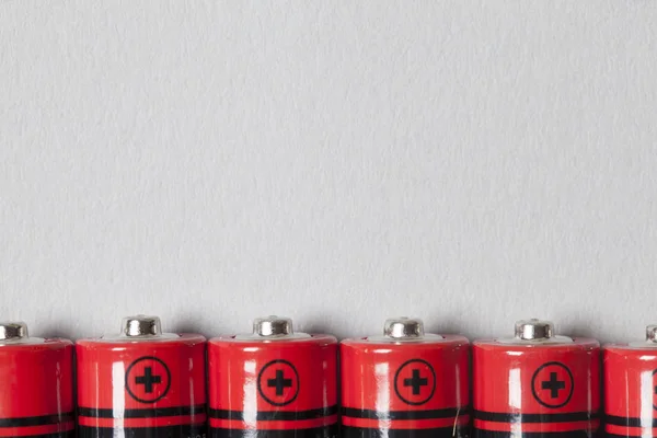 Baterias vermelhas de fundo. Conceito de fornecimento e reciclagem de energia — Fotografia de Stock
