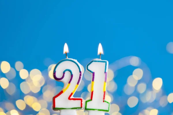 数字21生日庆祝蜡烛对明亮的灯光 — 图库照片