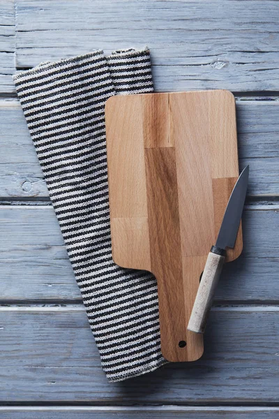 Houten hakken Board en doek op een rustieke houten plank tafel — Stockfoto