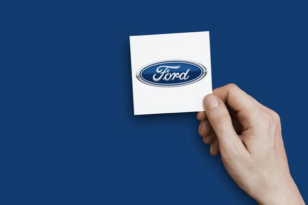 Londyn, Wielka Brytania-26 października 2018: ręka trzyma logo Forda. Ford i — Zdjęcie stockowe