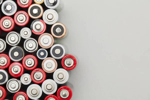 Μπαταρίες φόντο. Έννοια του ενεργειακού εφοδιασμού και της ανακύκλωσης — Φωτογραφία Αρχείου