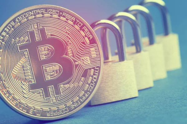 Moeda bitcoin moeda com um cadeado. Segurança da moeda digital — Fotografia de Stock