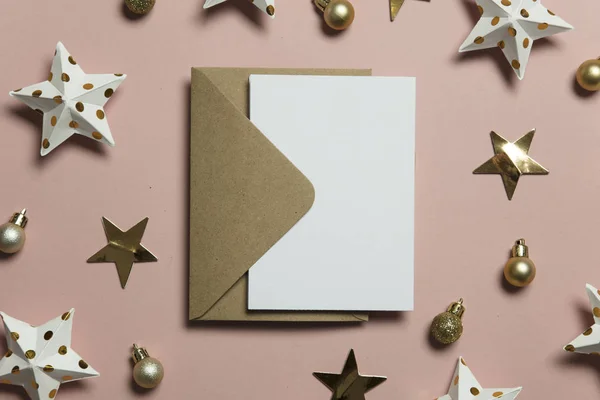 Modèle de carte de Noël maquette. Carte blanche avec enveloppe sur la broche — Photo