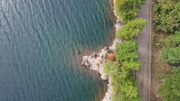 Erhöhter Blick Auf Felsigen Strand Mit Wellen Auf Dem Meer — Stockvideo