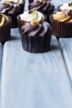 Bir çikolata, karamel ve vanilya krema ile dekore Cupcakes