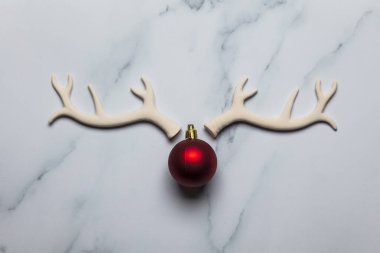 Bir mermer üzerinde boynuzları ve bauble yapılmış Noel geyiği yüz