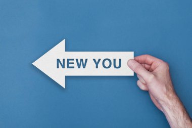 Mavi arka planda tutulan Yeni You ok yönü