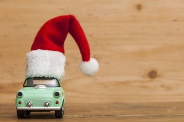Noel arka plan konsepti. Noel Baba şapkalı oyuncak araba 