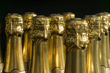 Şampanya veya prosecco şişeleri koleksiyonu