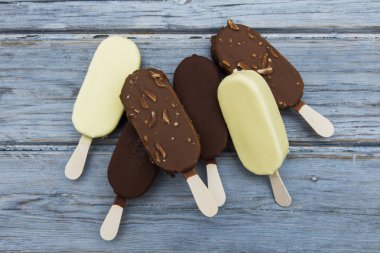 Ahşap bir arka plan üzerinde çikolatalı dondurma lollies.