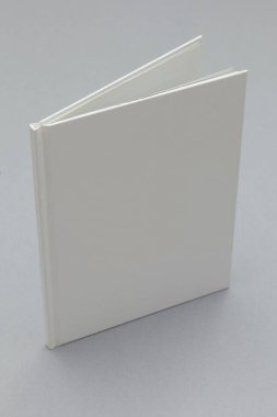 Hardback kitap mockup. Gri arka plan üzerine beyaz kitap