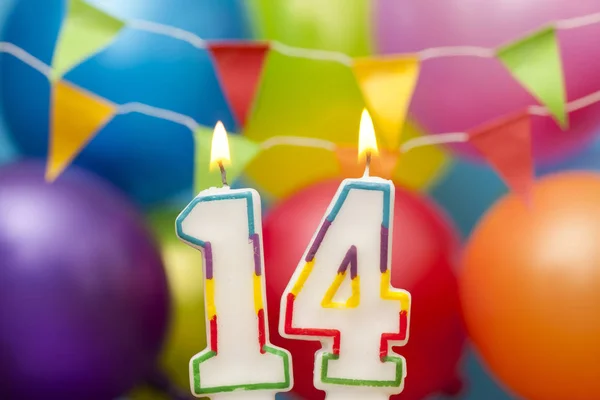 Feliz cumpleaños número 14 vela de celebración con globo de colores — Foto de Stock