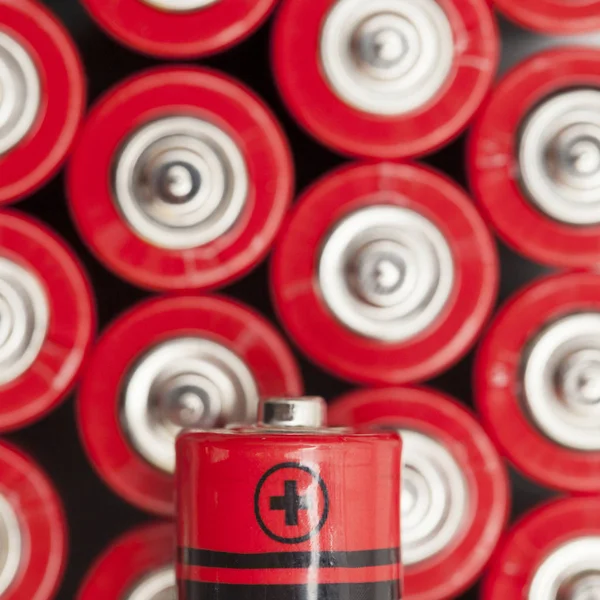 Baterias vermelhas de fundo. Conceito de fornecimento e reciclagem de energia — Fotografia de Stock