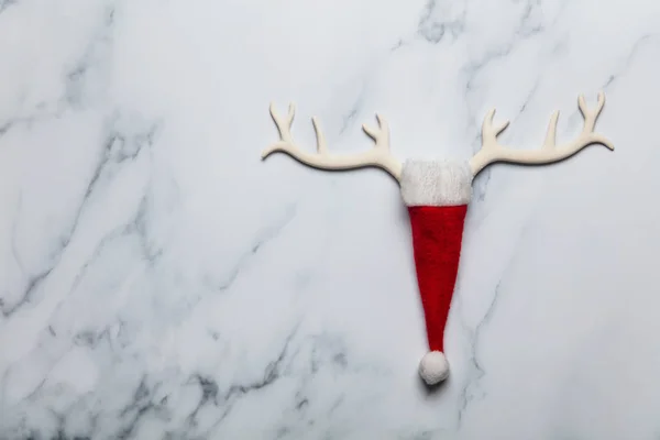 Kerst Rendier gezicht gemaakt van geweien en snata hoed op een Mar — Stockfoto