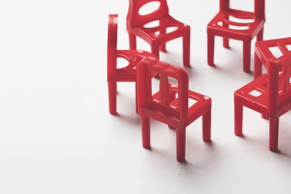 Colección de sillas rojas en círculo. Oportunidad laboral. councelli —  Fotos de Stock