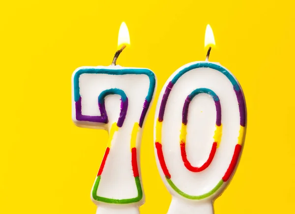 数字70生日庆祝蜡烛对一个明亮的黄色巴 — 图库照片