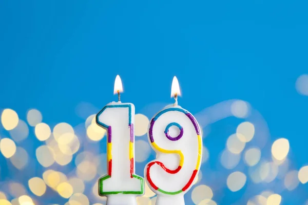 Numer 19 uroczystość urodzinowa świeca przed jasnymi światłami — Zdjęcie stockowe